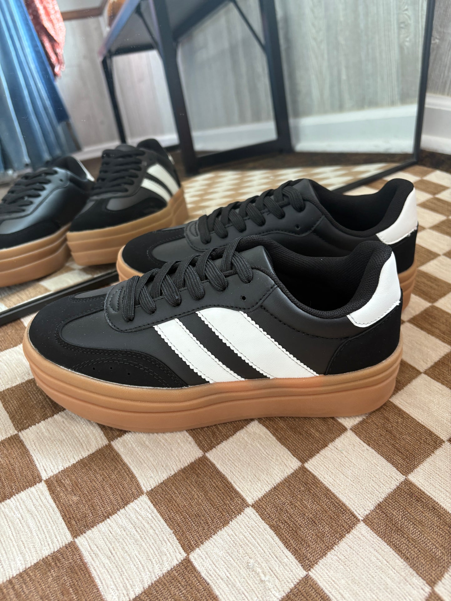 Ria Sneakers